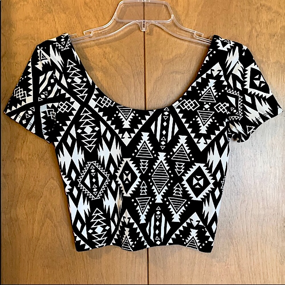 🆕🔥PINK BY VS SUPER CUTE AZTEC CROP SCOOP IN BACK SEXY GORGEOUS PATTERN NWOT! - Picture 3 of 6